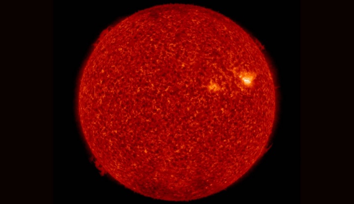 Imagem do sol a queimar com erupções solares que poderá por a Terra em perigo