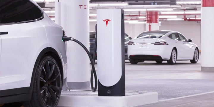 Tesla V3 Supercharging: Carros elétricos vão demorar apenas 15 minutos a carregar