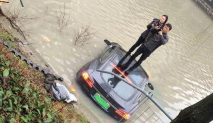 Tesla Model S cai num rio! Condutor afirma que carro acelerou sozinho