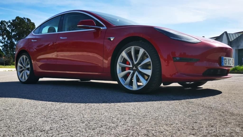 Carros da Tesla são enviados para o ferro-velho com dados dos utilizadores