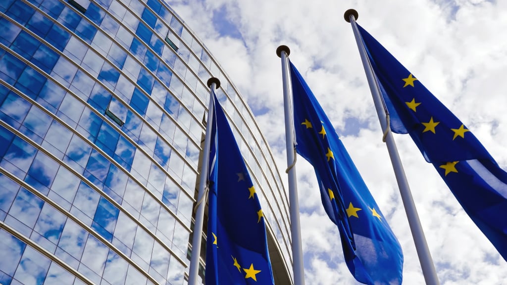 Parlamento Europeu aprova regras duras para o YouTube e Facebook