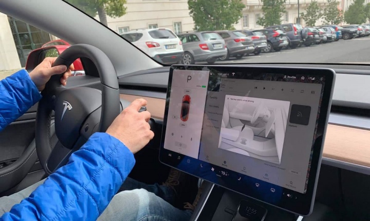 Imagem condução num Tesla a seguir as faixas de rodagem