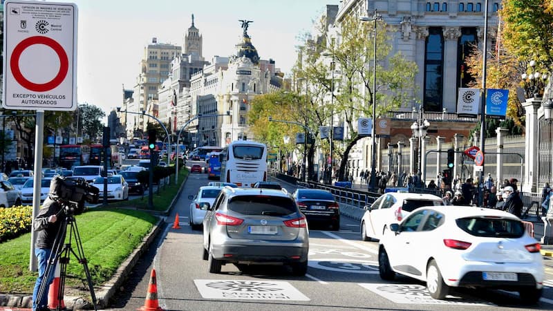Automóveis E Peões Em Grão Via Central Madrid Espanha Em Direção à