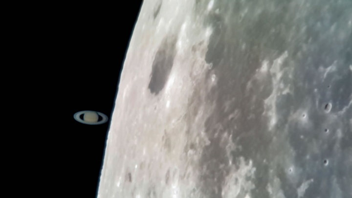 Fotos da Lua e Saturno captadas com um smartphone montado num telescópio