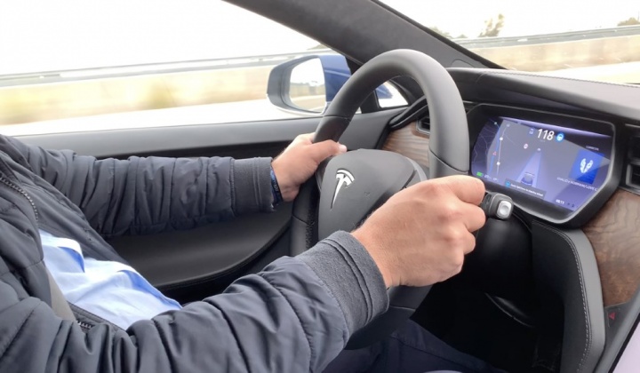 Tesla Model S na estrada a mais de 100km/h... mas sem condutor [vídeo]