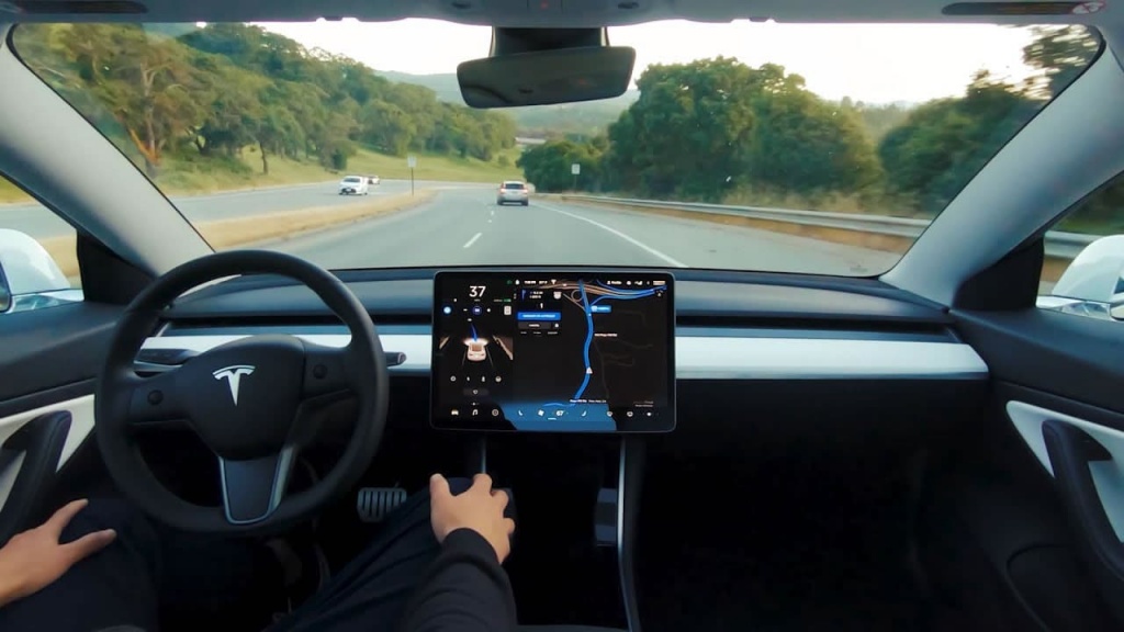 Tesla mostra solução de autocondução, reconhecendo de sinais e semáforos (vídeo)
