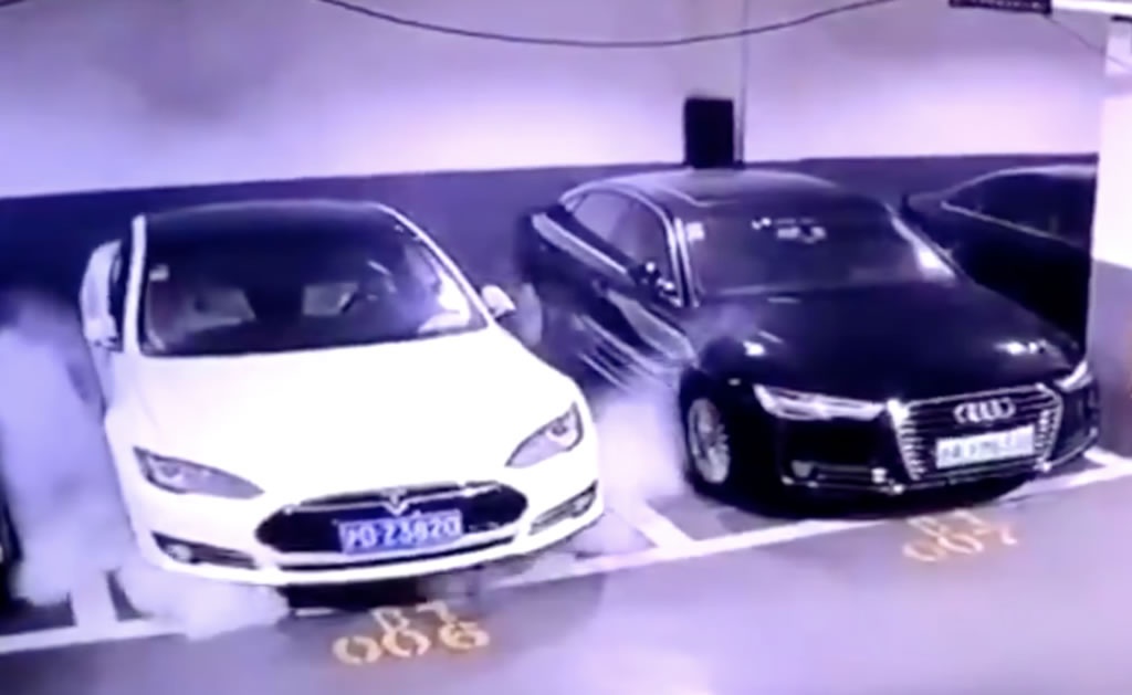 Tesla Model S incendiou-se e explodiu quando estava estacionado (vídeo)