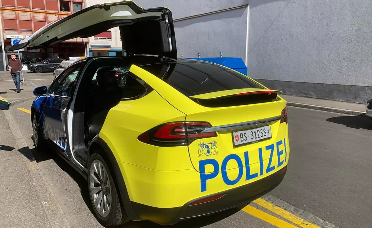 Tesla frente a frente com um carro da polícia. Uma corrida