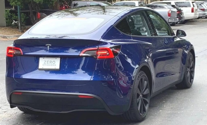 Tesla Model Y Chargepoint circula estradas