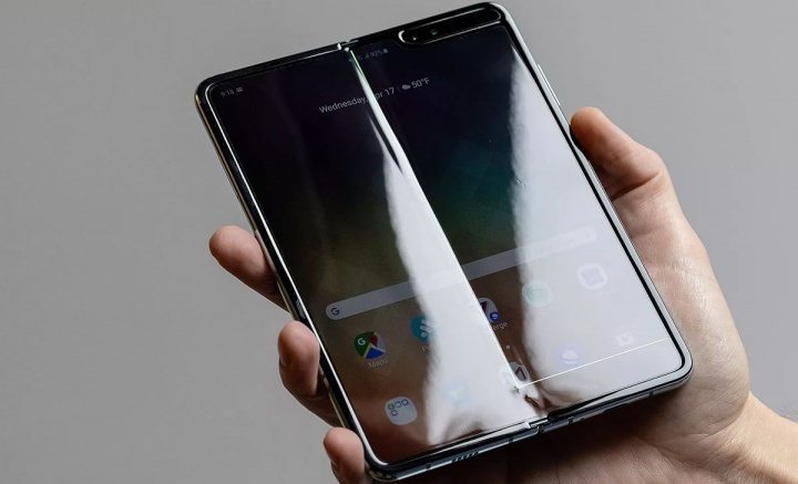 Imagem Samsung Galaxy Fold com problemas no ecrã desdobrável