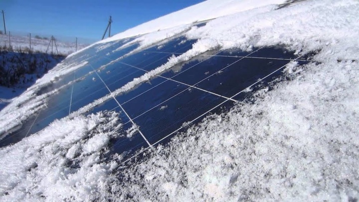 Imagem painéis solares com neve podem gerar energia da neve