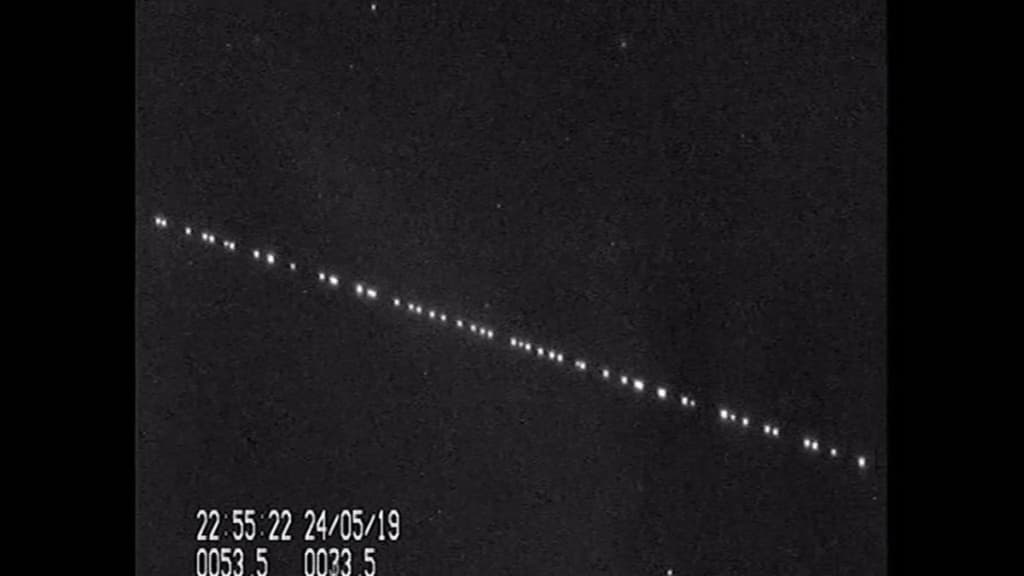 Astrónomo captou vídeo espetacular da passagem dos 60 satélites Starlink no céu