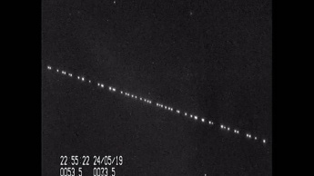 Imagem captada por um astrónomo amador dos satélites Starlink