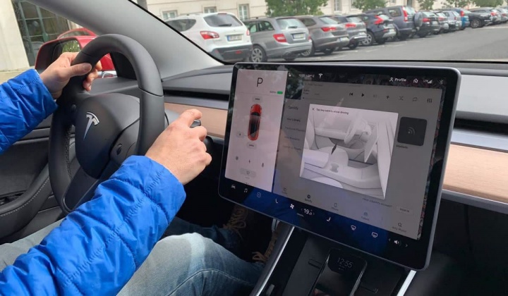 Imagem do carro elétrico da Tesla com Autopilot