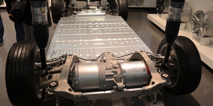 Imagem motor e baterias de um veículo elétrico Tesla. Muito metal à mostra
