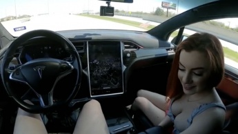 Imagem vídeo pornográfico ao volante de um tesla