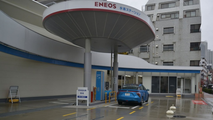 Imagem Toyota Mirai a abastecer hidrogénio no Japão