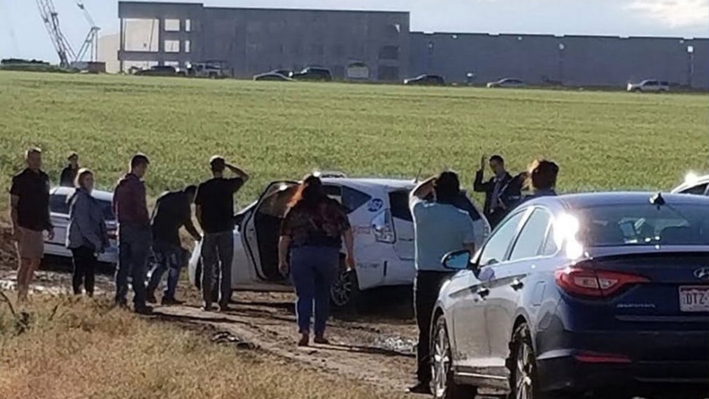 Google Maps deixa 100 carros presos na lama ao sugerir atalho irresistível