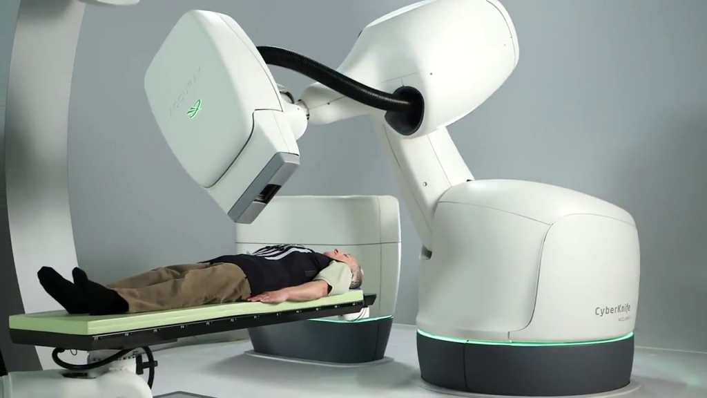 CyberKnife M6: Precisão submilimétrica no combate ao cancro