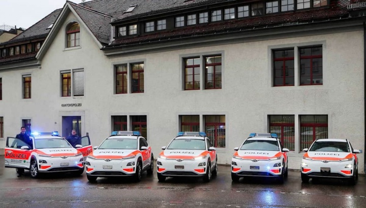 Imagem da frota de 13 Hyundai Kauai da polícia na Suíça