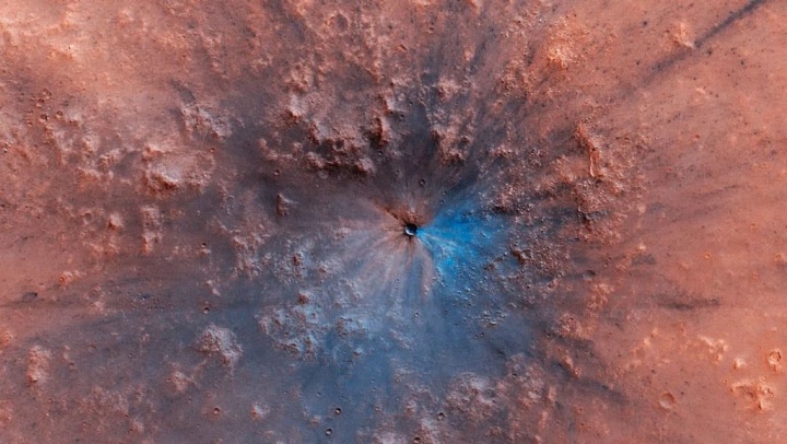 Imagem nova cratera descoberta em Marte pela sonda Mars Reconnaissance Orbiter