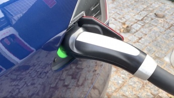 Imagem Tesla Model S a carregar as baterias com energia barata