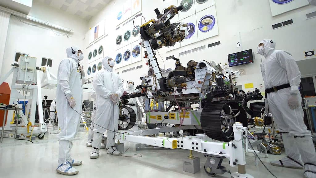 Veja o Rover da missão Mars 2020 da NASA a elevar 40 kg com o seu braço robótico