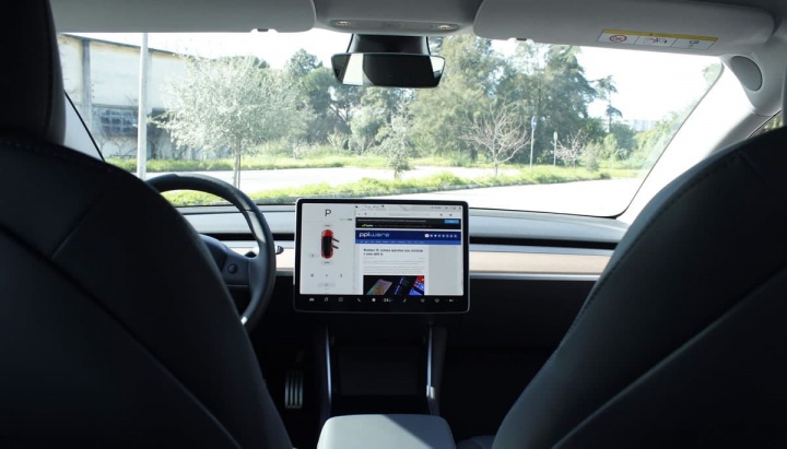 Imagem Tesla Model 3 com câmara interior inativa, como descreveu Elon Musk