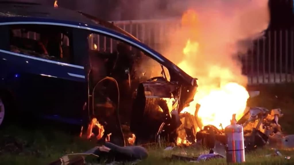 Tesla Model X incendeia-se e é consumido pelas chamas após um estranho acidente (vídeo)