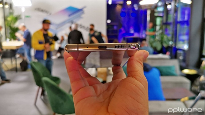 Imagem do Note10 sem porta de áudio jack 3,5 mm que foi ridicularizado pela Samsung à Apple