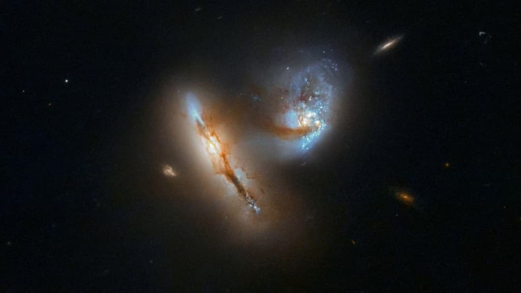 Hubble captou a imagem impressionante do “beijo” de duas galáxias
