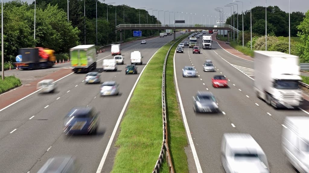 Costuma circular pela esquerda na auto-estrada? Atenção às multas