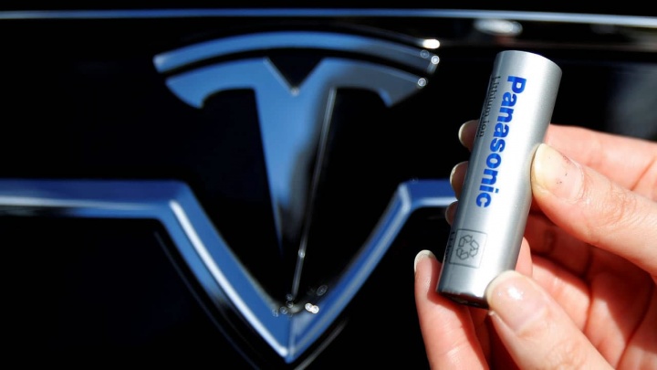 Imagem de uma bateria cilíndrica Panasonic que equipa os Tesla