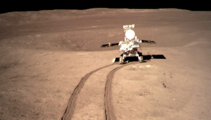 Imagem do rover lunar da China a explorar o lado negro da Lua