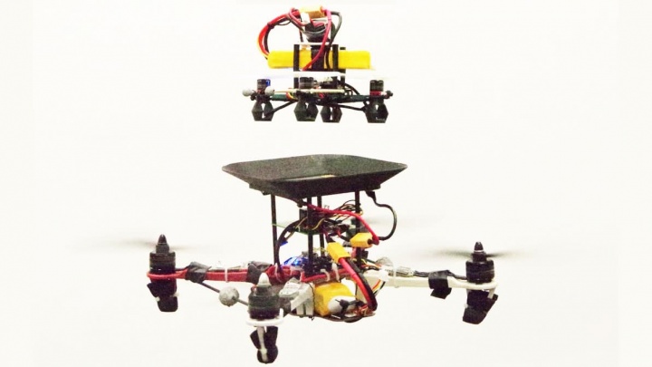 Imagem drone a ser abastecido por baterias voadoras