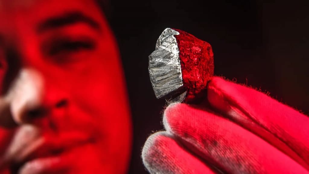Meteorito vindo de um planeta antigo destruído deixa na Terra material nunca visto