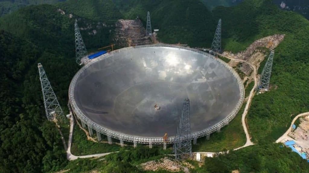 Colossal radiotelescópio da China acabou de ouvir um sinal bizarro no espaço