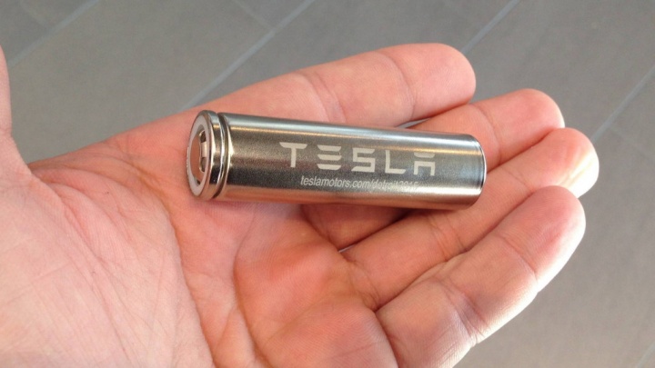 Tesla Baterias Elon Musk robôs táxi
