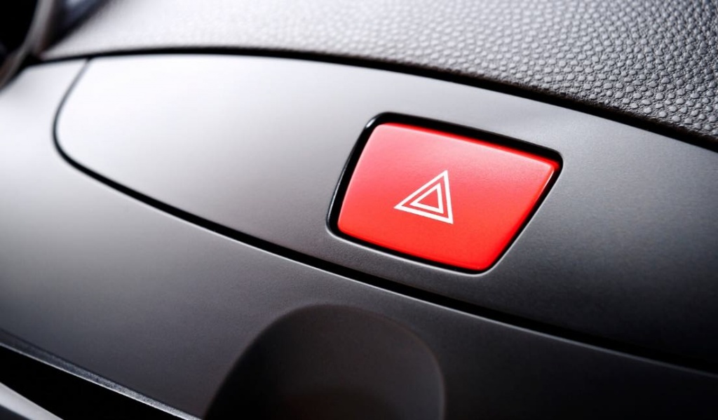 Ligando os quatro piscas, pode estacionar onde quiser sem multa?