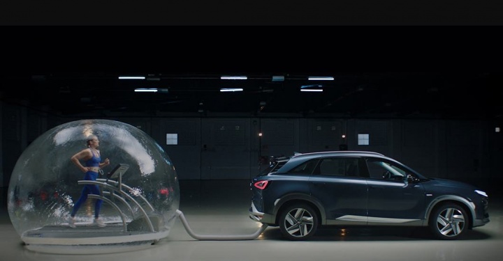Incrível: Atleta corre e respira ar do tubo de escape do Hyundai NEXO