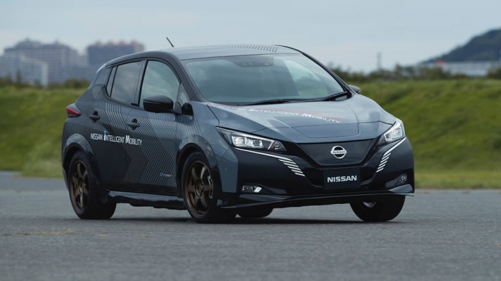 Nissan está a desenvolver um carro elétrico bem mais potente, com dois motores e 4WD