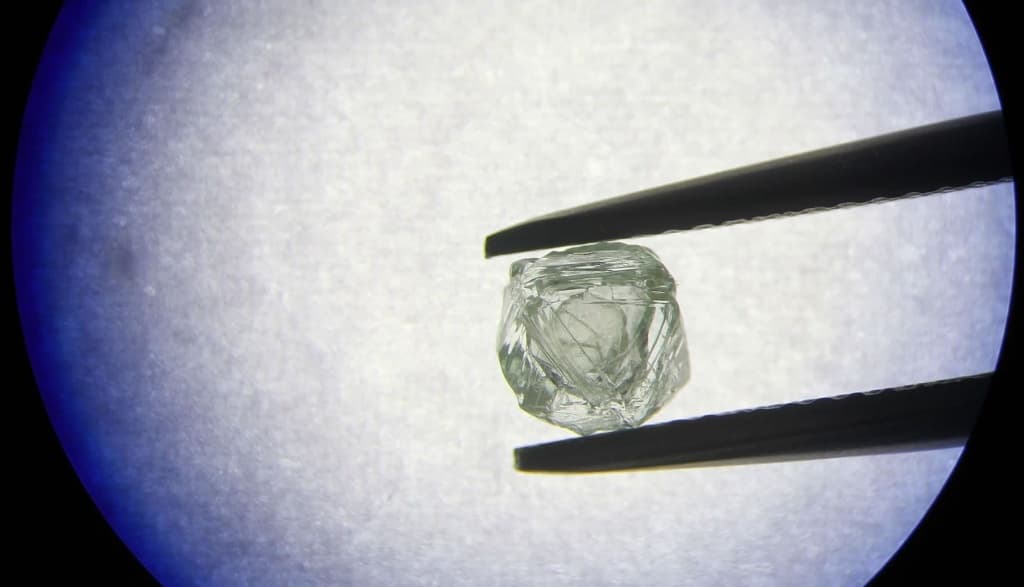 Diamante “grávido” de um diamante encontrado na Rússia (vídeo)