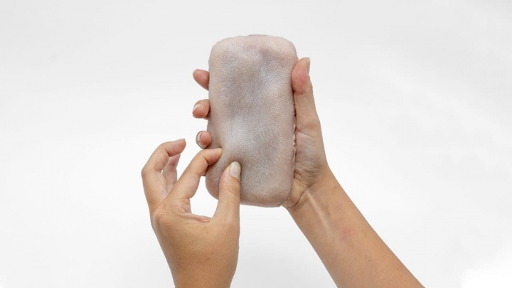 Imagem pele artificial que imita muito vem a pele humana... até para cobrir um smartphone