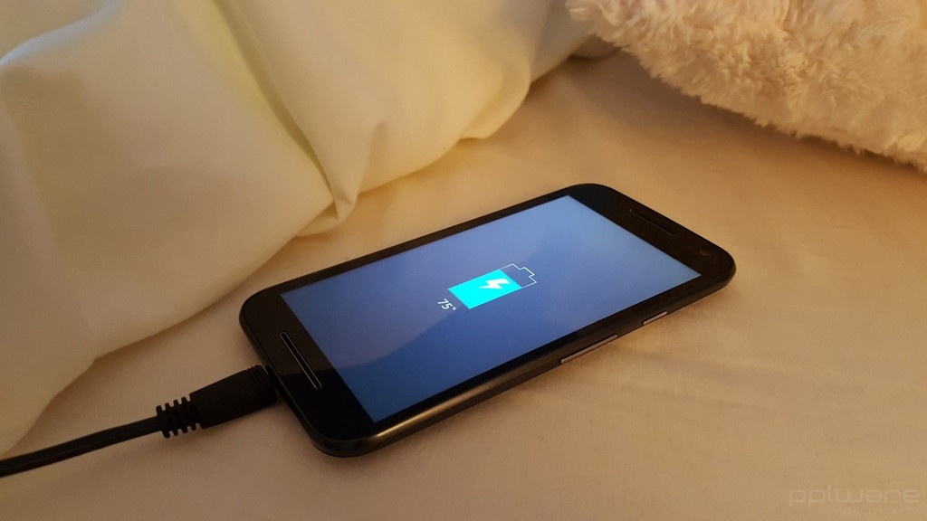 Adormece com o smartphone a carregar na cama? Há mais uma morte nestas condições