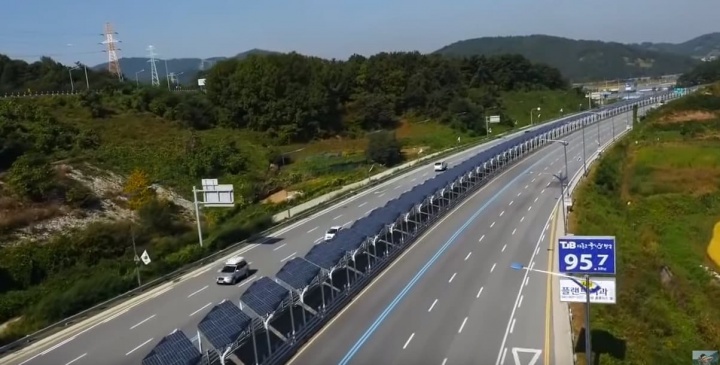 Imagem de ciclovia coberta por painéis solares no meio de uma autoestrada na Coreia do Sul