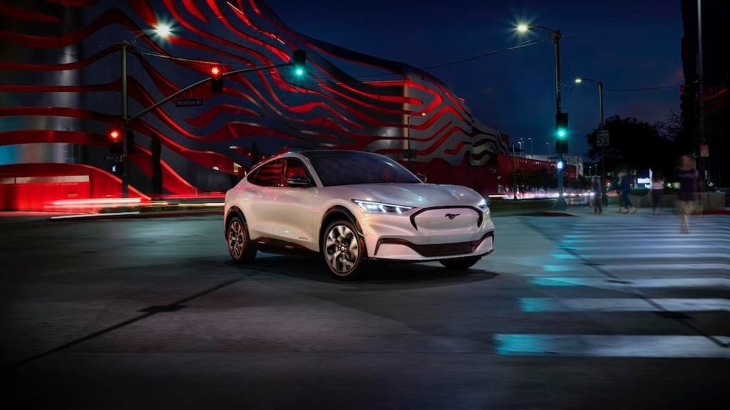 O SUV elétrico da Ford, Mustang Mach-E, é oficial! Conseguirá bater o Tesla Model Y?