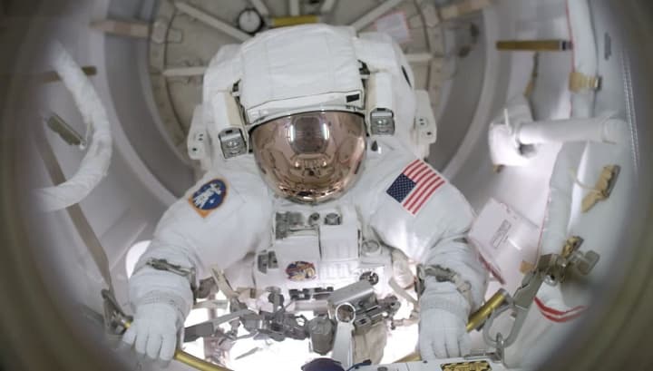 Imagem de astronauta da NASA na Estação Espacial Internacional