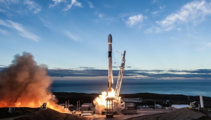 Imagem do lançamento dos satélites Starlink da empresa de Elon Musk, a SpaceX