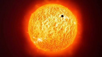 Imagem de mMercúrio a passar pelo Sol visto da Terra