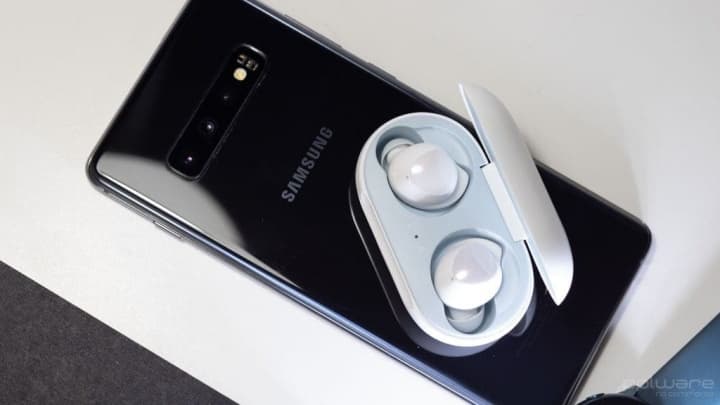 Design do Samsung Galaxy S20 e Galaxy Buds+ aparece em póster promocional